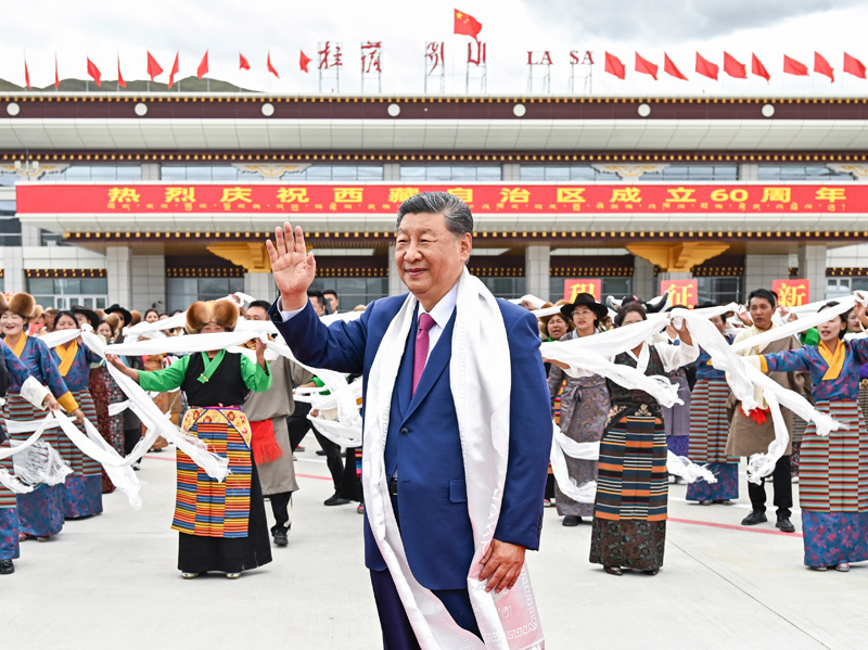 2025年8月20日中午，中共中央總書記、國家主席、中央軍委主席習(xí)近平率中央代表團(tuán)乘專機(jī)抵達(dá)拉薩，出席西藏自治區(qū)成立60周年慶?；顒?dòng)。這是習(xí)近平向歡迎群眾揮手致意。新華社記者 燕雁 攝